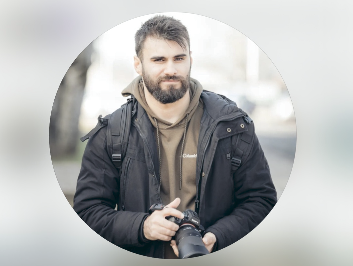 Fotograf sa fotoaparatom u ruci